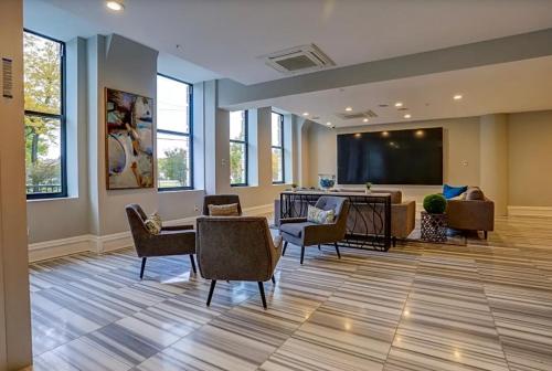Sleek 1br W Rooftop Amenities - Tap to explore photos