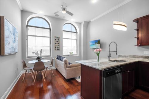 Luxurious 1 Bdrm Flat Rooftop Pool & Gym Access in Philadelphia, USA