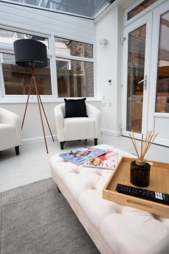 Family-Friendly 3-Bed Home Downstairs Bath & Bed Perfect Long Stays NW3