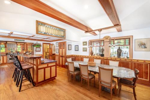 lovely Southampton Estate on Shinnecock Bay in Hampton Bays, USA