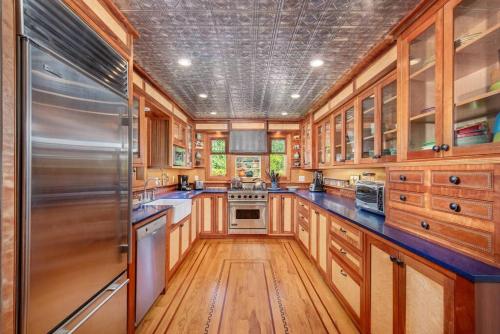 lovely Southampton Estate on Shinnecock Bay in Hampton Bays, USA