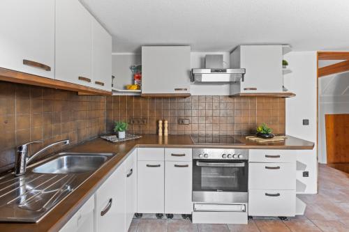 Sabina Monteurwohnung I 75 Zoll TV I KÜCHE I BAD I BACKOFEN I (Sabina Monteurwohnung I 75 Zoll TV I KUCHE I BAD I BACKOFEN I) in เทรบบิน