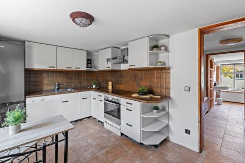 Sabina Monteurwohnung I 75 Zoll TV I KÜCHE I BAD I BACKOFEN I (Sabina Monteurwohnung I 75 Zoll TV I KUCHE I BAD I BACKOFEN I) in เทรบบิน