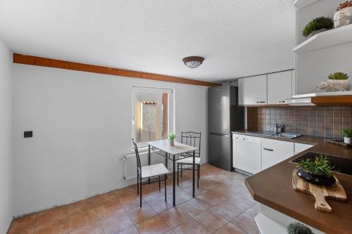 Sabina Monteurwohnung I 75 Zoll TV I KÜCHE I BAD I BACKOFEN I (Sabina Monteurwohnung I 75 Zoll TV I KUCHE I BAD I BACKOFEN I) in เทรบบิน