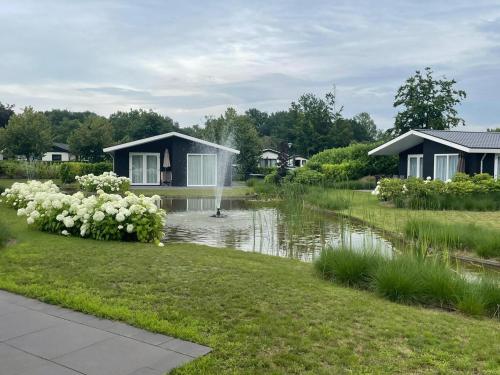 Modern chalet on the water in the Brabant Kempen in Veldhoven