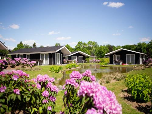 Modern chalet on the water in the Brabant Kempen in Veldhoven