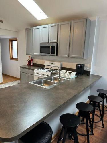 3BR 2BA Apt Near Rush Hospital in Chicago, USA