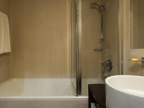 Park Grand London Heathrow - image 6