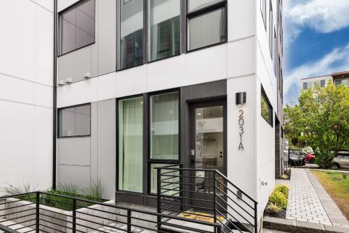 Brand New Eastlake Studio - SLU UW Shops & Eats