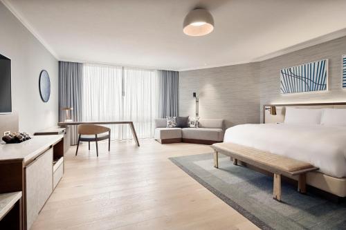 Junior Suite, Executive lounge access, 1 King image 4