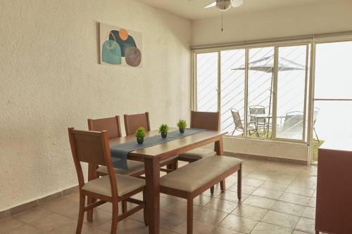 Casa contemporánea a pasos de galerías y averanda (Casa contemporanea a pasos de galerias y averanda) in Morelos