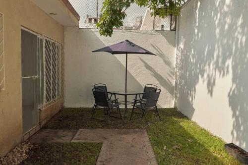 Casa contemporánea a pasos de galerías y averanda (Casa contemporanea a pasos de galerias y averanda) in Morelos