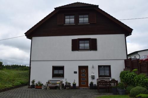 Viesnīcas āriene, Ferienwohnung in der Vulkaneifel "Opp der Holl" in Udler