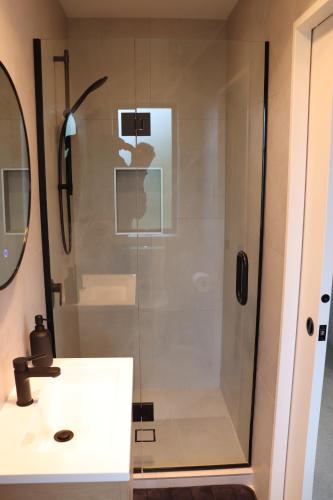 Large Bedroom with Private Bathroom Plus Shared Kitchen and Amenities, Auckland (foto 10)
