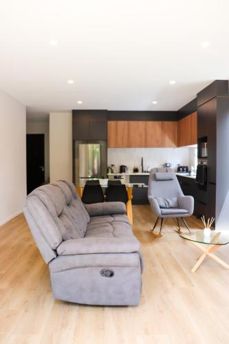 صالة مشتركة/ منطقة التلفزيون, Large Bedroom with Private Bathroom Plus Shared Kitchen and Amenities in جبل ألبرت