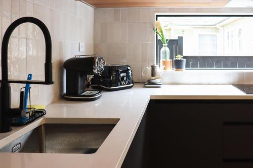 مطبخ, Large Bedroom with Private Bathroom Plus Shared Kitchen and Amenities in جبل ألبرت