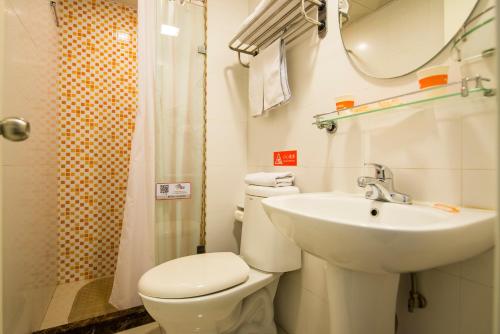 Bathroom, Home Inn Beijing Capital Airport in Capital Int'l Airport & New Int'l Exhibition