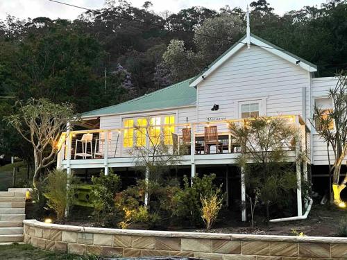 Boat-Access only riverfront cottage in Ku-Ring-Gai