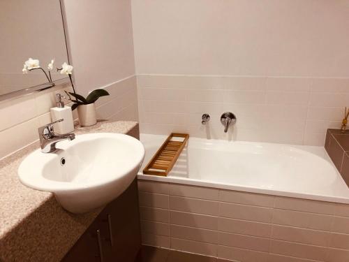 Bright & Cosy 2 Bed, 2 Bath Apartment, With Pool