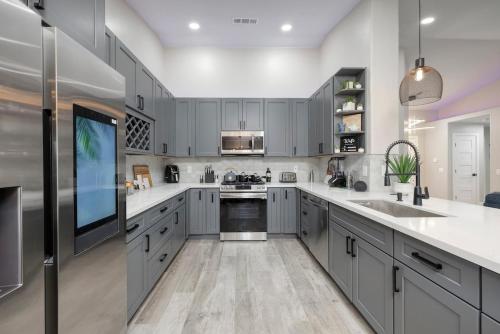 Oasis In The Desert W Heated Pool Fully Renovated, Las Vegas (photo 5)