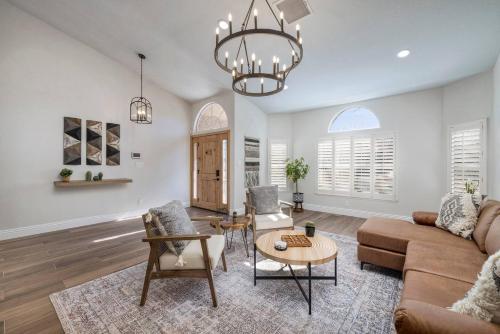 Brand New Listing Modern Hacienda Home Heated Pool, Las Vegas (fotografie 10)