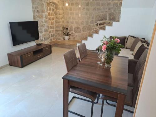 Stara kamena kuca Lustica near Ribarsko Selo