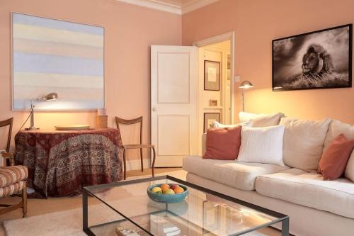 A PERFECT TREASURE OF A HOME IN KNIGHTSBRIDGE 
