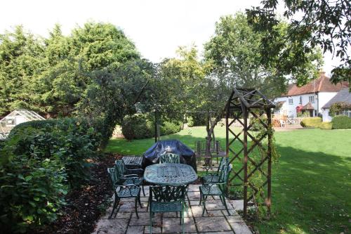 บริการและสิ่งอำนวยความสะดวก, Sheephouse Manor in เมดเด็นเฮด