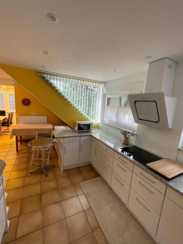 Konyha, Dach-Etagenwohnung mit Ausblick nach Basel und ins Elsass in Inzlingen