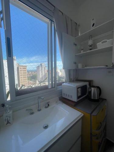 Pequeño y acogedor depto sin cocina, tiene freidora de aire y microondas