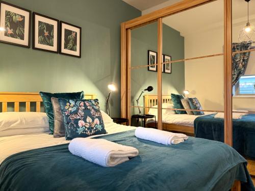 Vibrant cosy 2 Bedroom Apartment - Tap to explore photos