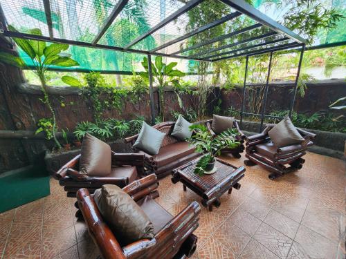 MB's Garden Inn MB's Garden Inn