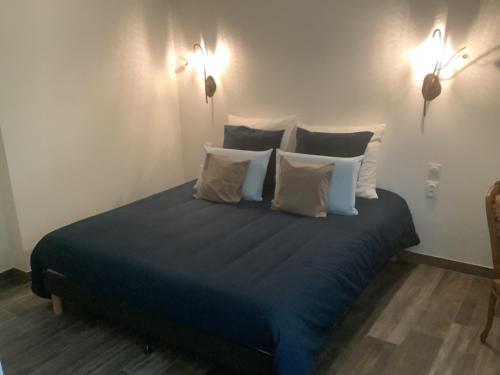 Deluxe Room (2 Adults + 1 Child)