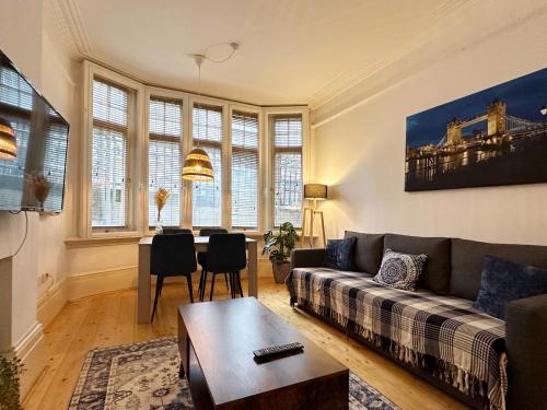 Oliver's Place in Holborn - 2 Double Beds, 1 Sofa Bed, Great Location - Tap to explore photos