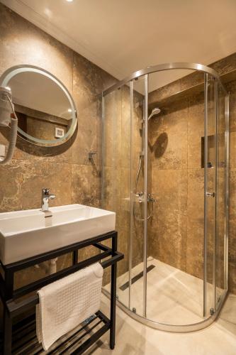 Standard Double or Twin Room image 1