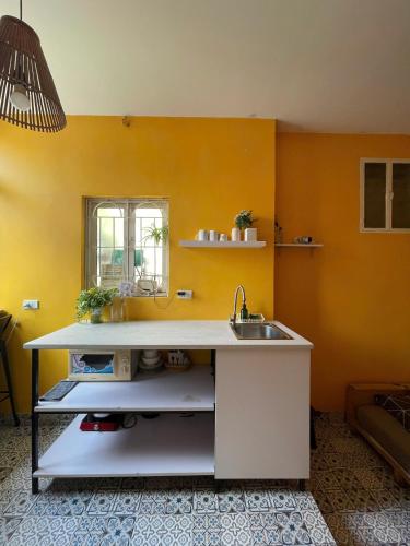 Large Window- Quiet- Old Quarter