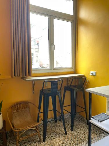 Large Window- Quiet- Old Quarter