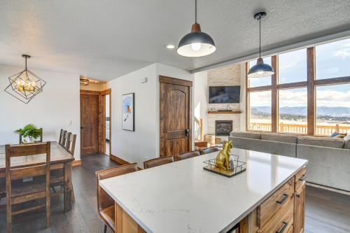 Meadowlark Mountain Club with Views of the Rockies in Bordenville, USA