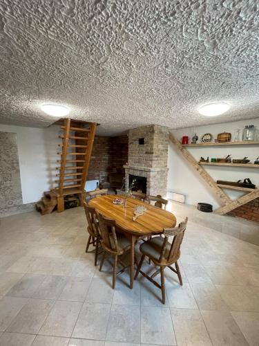 Kőlépcsős Vendégház (Kolepcsos Vendeghaz) in นยูล