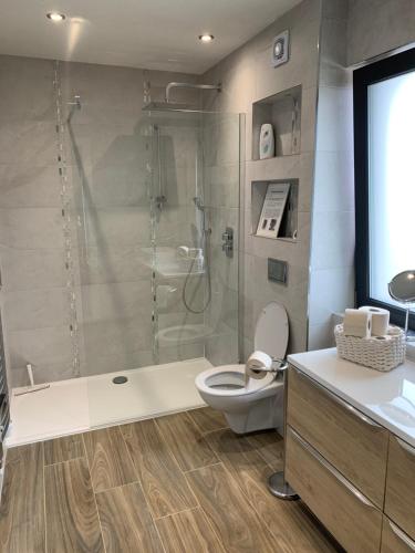 douche, 2 bed Cozy Home Lusk - 15min from Dublin airport! in Lusk