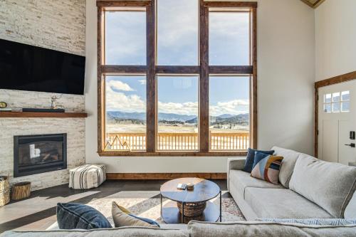 Meadowlark Mountain Club with Views of the Rockies