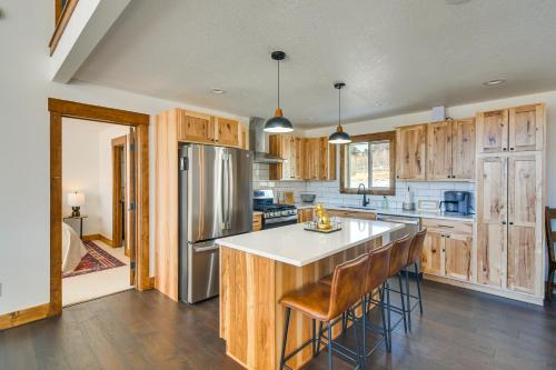 Meadowlark Mountain Club with Views of the Rockies in Bordenville, USA