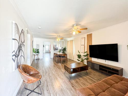 Contemporary 4BR Haven in LA -ROGUC in Los Angeles, USA