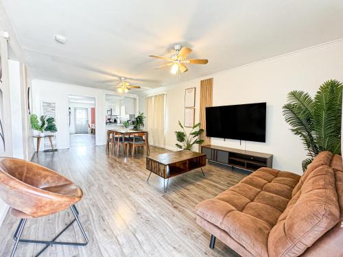 Contemporary 4BR Haven in LA -ROGUC in Los Angeles, USA