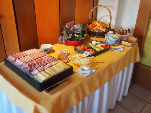 Food and beverages, Hotel-Pension Stallinger in Weyregg Am Attersee