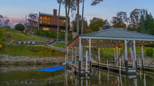 Luxury Lake House in SC With Mountain Views! in Inman, USA