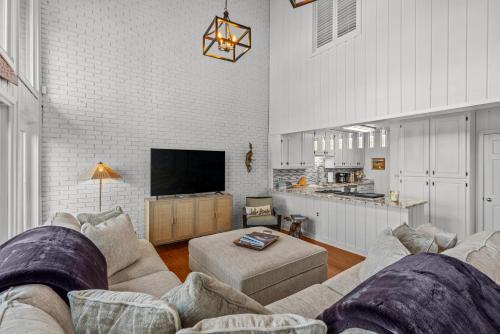 Luxury Lake House in SC With Mountain Views! Luxury Lake House in SC With Mountain Views!