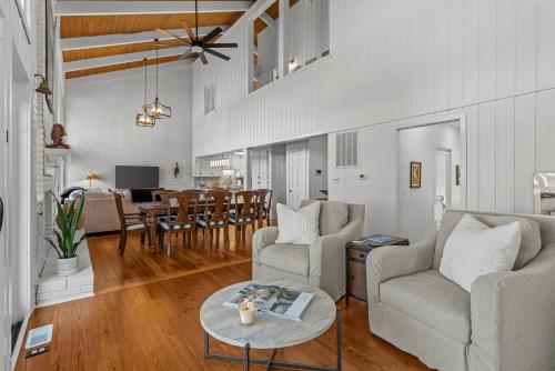 Luxury Lake House in SC With Mountain Views! Luxury Lake House in SC With Mountain Views!