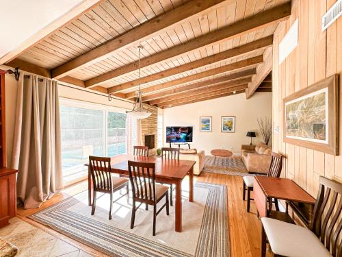 Relaxing 4BR Getaway with Pool and Garden - BBUC in Los Angeles, USA