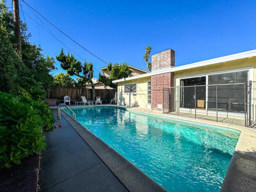 Relaxing 4BR Getaway with Pool and Garden - BBUC in Los Angeles, USA
